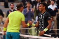 全仏オープンテニス、男子シングルス4回戦。試合後に健闘をたたえ合うフェリックス・オジェ・アリアシム（右）とラファエル・ナダル（2022年5月29日撮影）。(c)Thomas SAMSON / AFP