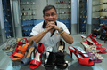 フィリピン・マリキナ（Marikina）市のフィリピン靴産業連盟（Philippine Footwear Federation）ショールームにて。Roger Py会長と地元で製造された靴(2010年7月13日撮影)。(c)AFP/TED ALJIBE