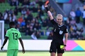 サッカー女子W杯オーストラリア・ニュージーランド大会、グループB、ナイジェリア対カナダ。主審にレッドカードを提示されるナイジェリアのデボラ・アビオドゥン（左、2023年7月21日撮影）。(c)WILLIAM WEST / AFP