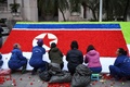 ベトナム・ハノイで、米朝首脳会談を控えペーパーフラワーで北朝鮮国旗を作る人たち（2019年2月25日撮影）。(c)Jewel SAMAD / AFP