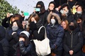 韓国ソウルの病院で行われた男性アイドルグループ「SHINee（シャイニー）」のキム・ジョンヒョンさんの告別式で、出棺を見守るファンら（2017年12月21日撮影）。(c)AFP PHOTO / JUNG Yeon-Je