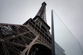 仏パリのエッフェル塔の周囲に設置された防弾ガラス製の壁（2018年6月14日撮影）。(c)AFP PHOTO / Philippe LOPEZ