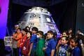 米テキサス州ヒューストンで、月探査ミッションに参加する宇宙飛行士を発表する記者会見を待つ子どもたち（2023年4月3日撮影）。(c)Mark Felix / AFP