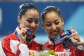 第16回世界水泳選手権、シンクロナイズドスイミング、女子デュエットテクニカルルーティン決勝。表彰台で銅メダルを手に喜ぶ乾友紀子/三井梨紗子組（2015年7月26日撮影）。(c)AFP/CHRISTOPHE SIMON