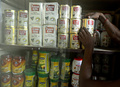 インド西ベンガル州シリグリの店に積まれたギーの缶（2015年9月8日撮影）。(c)AFP/Diptendu DUTTA