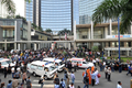 インドネシア・ジャカルタ（Jakarta）市内のJWマリオット（JW Marriot）ホテル前に集まる警官や救急車（2009年7月17日撮影）。(c)AFP/ADEK BERRY