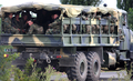 南オセチア（South Ossetia）の分離独立派との戦闘中に同自治州の州都ツヒンバリ（Tskhinvali）近くをトラックで移動するグルジアの兵士（2008年8月8日撮影）。(c)AFP/VANO SHLAMOV