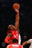 NBAオールスターゲーム2016。クリーブランド・キャバリアーズのレブロン・ジェームズと試合開始のチップオフに臨むロサンゼルス・レイカーズのコービー・ブライアント（2016年2月14日撮影）。(c)AFP/Getty Images/Elsa