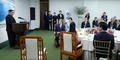 韓国と北朝鮮の軍事境界線上の板門店で開かれた南北首脳会談の晩さん会で、韓国の文在寅大統領（中央）らを前にスピーチを行う北朝鮮の金正恩朝鮮労働党委員長（左、2018年4月27日撮影）。(c)AFP PHOTO / Korea Summit Press Pool