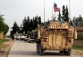 シリア北部の村を走行する米軍の装甲車（2017年4月28日撮影、資料写真）。(c)DELIL SOULEIMAN / AFP