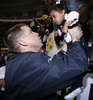 写真は、ファンの子供を抱き上げるセインツのショーン・ペイトン（%%Sean Payton%%）ヘッドコーチ。(c)AFP/Getty Images Chris Graythen