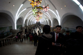 北朝鮮の首都・平壌（Pyongyang）市、平壌地下鉄の栄光（Yonggwang）駅を歩く通勤客。平壌地下鉄は故金日成（キム・イルソン、Kim Il-Sung）体制下の1969～1972年に開通。地下110メートル付近を走り、世界で最も地中深くにある地下鉄とされる。15日は、故金日成主席の生誕100年にあたる（2012年4月14日撮影）。(c)AFP/Ed Jones