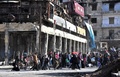 シリア・アレッポで、政府軍が反体制派から奪還した東部にある自宅に政府側部隊の監視のもと帰宅する住民たち（2016年12月8日撮影）。(c)AFP/GEORGE OURFALIAN