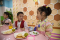 北朝鮮・平壌にある孤児院で、休み時間におやつを食べる子どもたち（2021年9月2日撮影）。(c)KIM Won Jin / AFP