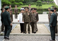 2007年7月26日、板門店（パンムンジョム、Panmunjom）韓国側で行われる南北軍事会談に参加するため、軍事境界線を越える北朝鮮側代表の金英徹（キム・ヨンチョル、Kim Yong-Chol）中将名義（中央）ら。(c)AFP