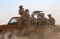 シリア北部ラッカ県ファティサで、シリア民主軍と任務にあたる米軍特殊部隊（2016年5月25日撮影）。(c)AFP/DELIL SOULEIMAN