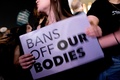米連邦最高裁判所が、女性の人工妊娠中絶の権利を認める判決を覆す可能性が報じられた後、首都ワシントンの同裁前で中絶の権利を改めて訴える賛成派（2022年5月2日撮影）。(c)Stefani Reynolds / AFP