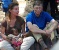 インドを訪問した米マイクロソフト創業者のビル・ゲイツ氏（左）と妻のメリンダ・ゲイツ氏（2011年3月23日撮影）。(c)STR / AFP