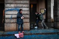 イタリア・ミラノで、スカラ座の入り口に液体をかけた環境保護団体「ラスト・ジェネレーション」の活動家を拘束する警察（2022年12月7日撮影）。(c)Piero CRUCIATTI / AFP