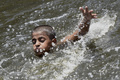 インド・ニューデリーの池で涼を取る少年（2020年5月26日撮影）。(c)Money SHARMA / AFP
