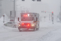 暴風雪に見舞われた米マサチューセッツ州ボストン市内を通行する救急車（2015年2月15日撮影）。(c)AFP/Getty Images/Scott Eisen
