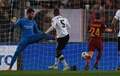 サッカー欧州チャンピオンズリーグ準決勝第2戦、ASローマ対リバプール。2点目のゴールを決めるリバプールのジョルジニオ・ワイナルドゥム（2018年5月2日撮影）。(c)AFP PHOTO / Paul ELLIS
