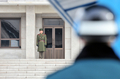 韓国と北朝鮮の境界線上の板門店（Panmunjom）で、それぞれ警備をする両国の兵士。（2009年2月19日撮影）(c)AFP/JUNG YEON-JE