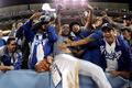 13MLBプレーオフ、ナ・リーグ地区シリーズ（5回戦制）、ロサンゼルス・ドジャース（Los Angeles Dodgers）対アトランタ・ブレーブス（Atlanta Braves）第4戦。勝利を決め歓喜するロサンゼルス・ロジャースの選手（2013年10月7日撮影）。(c)AFP/Getty Images/Harry How