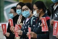 香港のクイーンメリー病院付近で、ストに参加する地元の医療従事者ら（2020年2月3日撮影）。(c)Anthony WALLACE / AFP