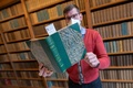 「バンビ」の英語版。オーストリア・ウィーン市庁舎の図書館で（2021年3月23日撮影）。(c)JOE KLAMAR / AFP
