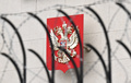 ウクライナ首都キエフのロシア大使館に掲げられた同国国章（2022年2月12日撮影）。(c)Sergei SUPINSKY / AFP