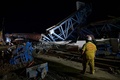 タイ・バンコクのラートクラバンで、建設中の高速道路が崩落した現場の様子（2023年7月10日撮影）。(c)Tananchai KEAWSOWATTANA / THAI NEWS PIX / AFP