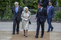 英イングランドで、エリザベス女王（中央左）と会話するフランスのエマニュエル・マクロン大統領（中央右、2021年6月11日撮影）。(c)Jack Hill / POOL / AFP