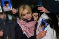 カナダ・トロントのメルラストマン広場で、イランで墜落したウクライナ国際航空PS752便の犠牲者を追悼する人々（2020年1月9日撮影）。(c)Geoff Robins / AFP
