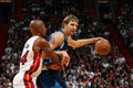 12-13NBAは2日、各地で試合が行われ、マイアミ・ヒート（Miami Heat）はオーバータイムの末にダラス・マーベリックス（Dallas Mavericks）を119-109で下した。

マイアミ・ヒートのレイ・アレン（Ray Allen、左）とマッチアップするダラス・マーベリックスのダーク・ノビツキー（Dirk Nowitzki、2013年1月2日撮影）。(c)AFP/Getty Images/Mike Ehrmann