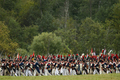 フランス皇帝ナポレオン（Napoleon）の遠征軍と帝政ロシア軍が激戦を繰り広げた1812年の「ボロジノの戦い」から今年で200年となることを記念し、モスクワ（Moscow）西方のボロジノ（Borodino）で2日、戦いを再現するイベントが行われた。

　当時の軍服や刀剣などを用いて戦いを忠実に再現したイベントには、ロシア政府が110万ドル（約8700万円）を出資。フランス側1550人、ロシア側1450人の兵士を演じる計3000人が参加。ジスカール・デスタン（Giscard d&apos;Estaing）仏元大統領と、ウラジーミル・プーチン（Vladimir Putin）露大統領も「観戦」に訪れた。これに先立ち、プーチン大統領の補佐官は「ボロジノの戦い」再現イベントを「若者の愛国教育」を広めるために活用したいと述べた。

　1812年9月7日の「ボロジノの戦い」は合戦では勝利しながら、戦争には負けた戦将の際立った例だ。

　ボロジノでは2万人のナポレオン軍が激戦の末に、兵力の多い4万5000人の露軍を破った。しかし痛手が大きかったため、ナポレオンはモスクワに進軍を開始する前に回復期間を置くことにした。この時にナポレオンはおそらく、敵方のクトゥーゾフ将軍が戦闘の翌日に一時撤退したことを知らなかったとされる。この休息の決断が、ナポレオンにとって致命的な誤算だった。

　帝政ロシア軍は兵力の半分を失っていたが、近くの村落で体制を立て直す時間ができ、戦術を練った。ナポレオン軍が入城したモスクワは、市民は脱出しもぬけの殻で、そこに焦土戦術が追い打ちをかけた。士気を失ったナポレオン軍は退却を余儀なくされた（2012年9月2日撮影）。(c)AFP/Kirill Kudryavtsev
