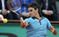 全仏オープンテニス2009（%%French Open 2009%%）男子シングルス決勝。大会第2シードのロジャー・フェデラー（%%Roger Federer%%、スイス）は、大会第23シードのロビン・ソデルリング（%%Robin Soderling%%、スウェーデン）と対戦。フェデラーは6-1、7-6、6-4で全仏初優勝を果たし、ピート・サンプラス（%%Pete Sampras%%、米国）氏の持つグランドスラム最多優勝記録（14勝）に並ぶと同時に、史上6人目の生涯グランドスラム（4大大会全制覇）を達成した。写真はフォアハンドで応戦するロジャー・フェデラー。（2009年6月7日撮影）(c)AFP/LIONEL BONAVENTURE