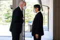 東京都内の皇居・御所で、ジョー・バイデン米大統領（左）を出迎えられる天皇陛下（2022年5月23日撮影）。(c) SAUL LOEB / POOL / AFP