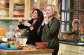 写真は収録を行う司会のレイチェル・レイ（%%Rachael Ray%%、左）とシビル・シェパード。(c)AFP/Getty Images Scott Gries