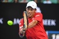 全豪オープンテニス、男子シングルス4回戦。バックハンドを打つ錦織圭（2017年1月22日撮影）。(c)AFP/SAEED KHAN