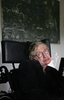 2007年9月3日、ケンブリッジ大学の研究室のスティーブン・ホーキング（Stephen Hawking）博士。(c)AFP/Leon Neal