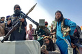 アフガニスタンの旧支配勢力タリバンの戦闘員ら。東部ラグマン州にて（2021年8月15日撮影）。(c)AFP