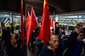 日本総領事館が入るビルの前で南京事件に対する抗議デモを行う民間団体のメンバーら。香港にて（2018年12月13日撮影）。(c)ANTHONY WALLACE / AFP