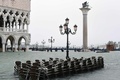 イタリア北部ベネチアで高潮警報が出る中、冠水したサンマルコ広場を漂う椅子（2018年10月29日撮影）。(c)Miguel MEDINA / AFP
