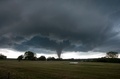 米オクラホマ州ワインウッド近郊の住宅地を襲った竜巻（2016年5月9日撮影）。(c)AFP/HANDOUT/Josh EDELSON