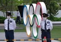 日本オリンピック委員会本部の外で警戒に当たる警備員（2021年5月18日撮影）。(c)Kazuhiro NOGI / AFP