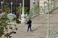 フランス南部マルセイユの主要駅、マルセイユ・サンシャルル駅に向かう階段で警備に当たる警察。ツイッターユーザー提供（2017年10月1日撮影）。(c)AFP/TWITTER/STAN MARCELJA