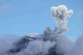エクアドル・グアダルーペ（Guadalupe）から見た、トゥングラウア火山（Tungurahua Volcano）の噴火の様子（2010年6月7日撮影）。(c)AFP/Marie CROVISIER