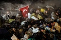 トルコ・イスタンブールにある大手日刊紙ザマン本社前で警察の機動隊から放水銃の水と催涙ガスを浴びせられるデモ参加者ら（2016年3月4日撮影）。(c)AFP/OZAN KOSE