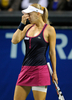 女子テニス、東レ・パンパシフィック・オープン（%%Toray Pan Pacific Open 2009%%）シングルス3回戦。大会第7シードのエレナ・ヤンコビッチ（%%Jelena Jankovic%%、セルビア）は、ロシアのエレナ・ベスニナ（%%Elena Vesnina%%）と対戦。ヤンコビッチは第1セットを6-1で制し迎えた第2セット途中（3-0）にベスニナが負傷棄権したため、準々決勝に進出した。写真はポイントを奪われて落胆するエレナ・ベスニナ。（2009年9月30日撮影）(c)AFP/Toru YAMANAKA